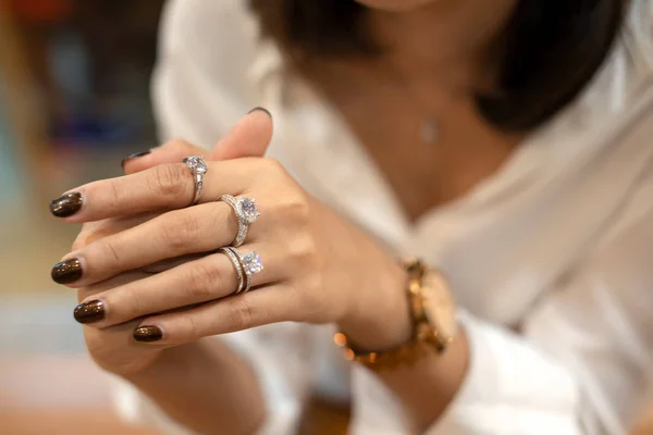 Крупным планом элегантного обручального бриллиантового кольца на женском пальце в темно-розовом свитере зимней одежды. любовь и концепция свадьбы . — стоковое фото