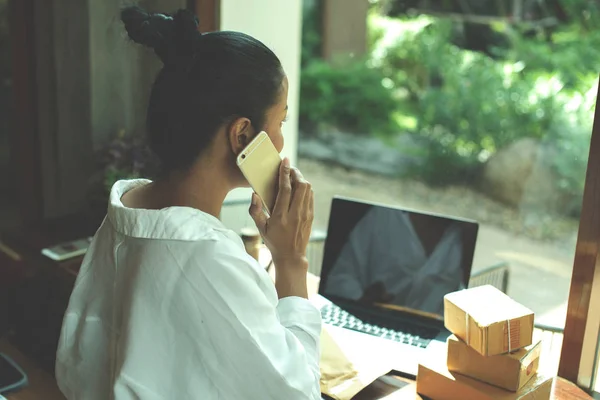 Asia entrega mujer están sosteniendo una caja de cartón entrega a su — Foto de Stock