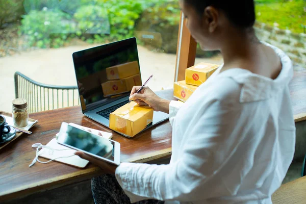 Доставка из Азии женщина держит картонную коробку доставки к его — стоковое фото