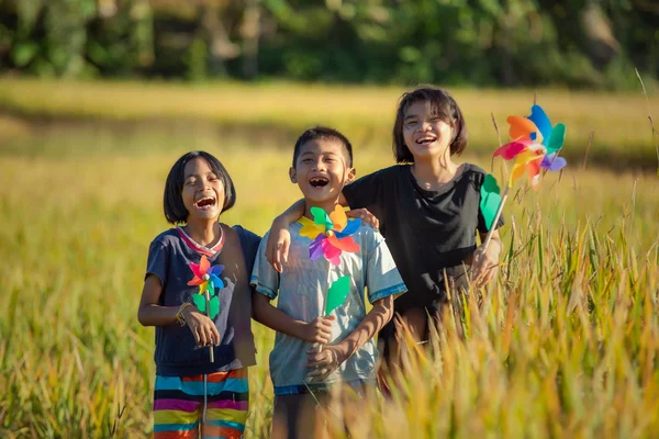 Asia niños disfrutando felizmente en el campo — Foto de Stock