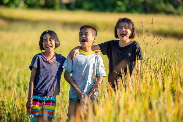 Asia niños disfrutando felizmente en el campo — Foto de Stock