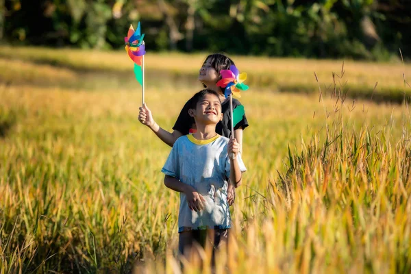 Asia Niños Disfrutando Felizmente Campo Retrato Niño Alegre Feliz Verde — Foto de Stock