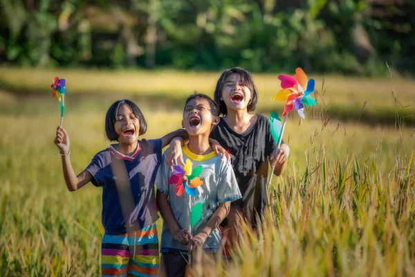 Asia Niños Disfrutando Felizmente Campo Retrato Niño Alegre Feliz Verde — Foto de Stock