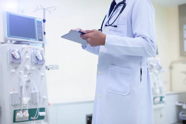 Vista lateral del médico con confianza en el tacto uniforme médico blanco — Foto de Stock