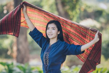 Asyalı genç çiftçiler Kırsal baş örtmek için ipek kullanın.