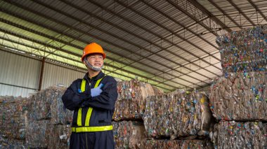 Mühendis kontrol geri dönüşümlü plastik ürün atık geri dönüşüm planı