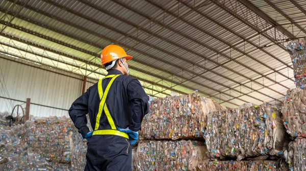 Engenheiro verificar produto plástico reciclado o plano de reciclagem de resíduos — Fotografia de Stock