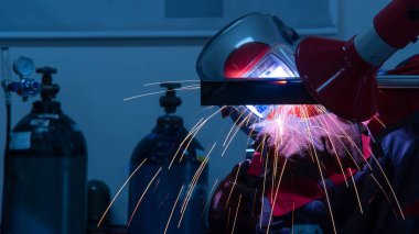 Fabrikada Kaynakçı, Koruyucu maske kaynak metal ile İşçi 