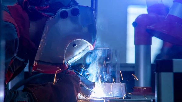 Spawacz w fabryce, pracownik z maską ochronną spawanie metalu — Zdjęcie stockowe