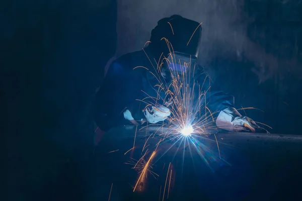Profesjonalny Spawacz i maska spawalnicza metalowa rura na Industria — Zdjęcie stockowe