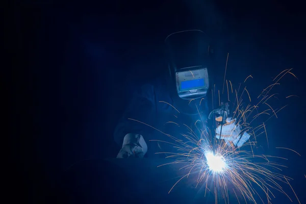 Profesjonalny Spawacz i maska spawalnicza metalowa rura na Industria — Zdjęcie stockowe