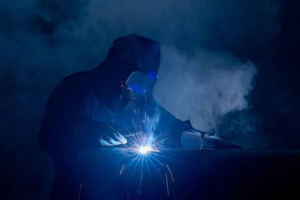 Soldador profissional e máscara de soldagem de tubos de metal na indústria — Fotografia de Stock