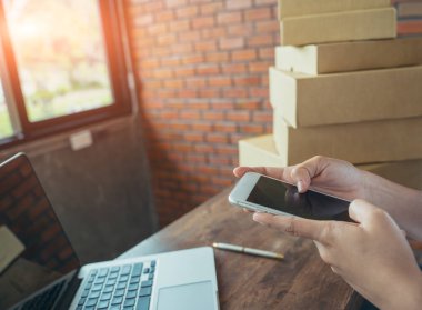 Online alışveriş genç bir karton kutu içinde küçük işletme başlatmak