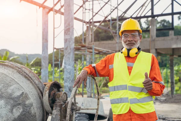 建筑工人穿着安全服装工人在现场. — 图库照片