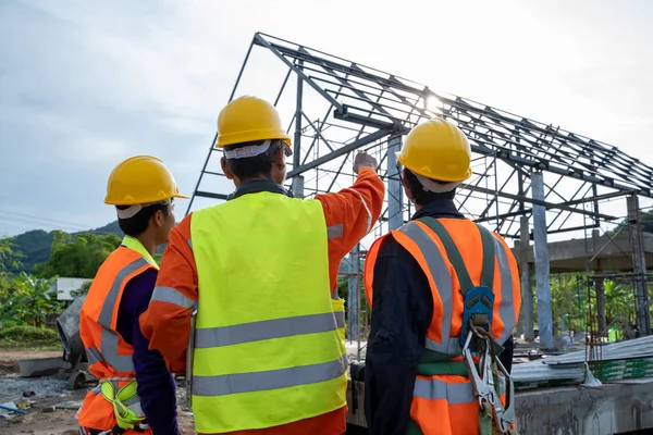 Byggnadsarbetare som bär skyddskläder. — Stockfoto