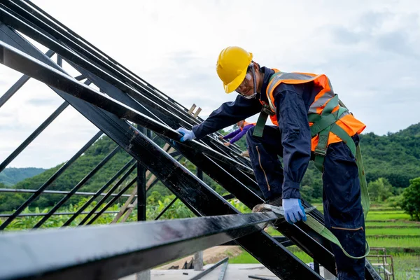 Travailleur de la construction portant un harnais de sécurité . — Photo