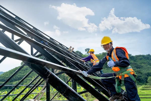 Trabalhador da construção que usa arnês de segurança  . — Fotografia de Stock