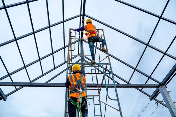 Trabalhador da construção que usa arnês de segurança . — Fotografia de Stock