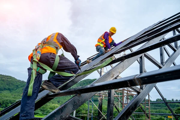 Roofer worker in protective uniform wear and gloves. — Stock Photo, Image