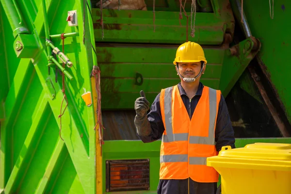 Travailleur d'enlèvement des ordures en vêtements de protection travaillant pour un pub — Photo