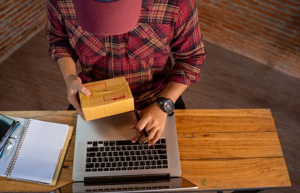 El vendedor está preparando cajas de su producto para su entrega. — Foto de Stock