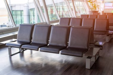 Asya 'da havaalanı içinde koltuk, boş havaalanı terminali bekle.