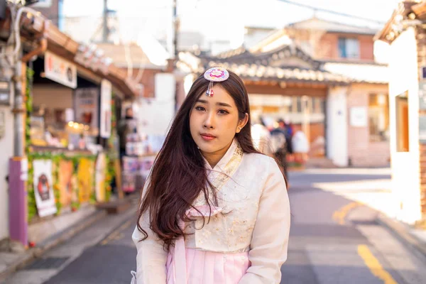 Koreanische Frauen in traditioneller koreanischer Hanbok-Kleidung — Stockfoto