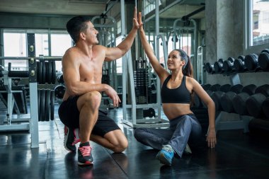 Spor salonundan, spor salonundan ve sağlıklı konseptten sonra genç kadın ve erkek beşlik çakıyor..