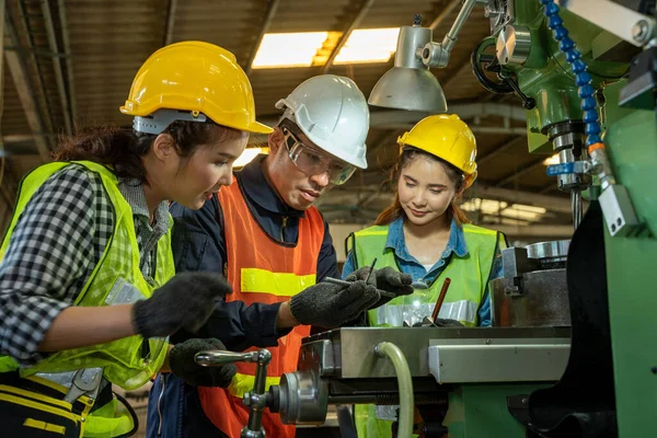 Fabrikarbeiter Und Ingenieur Als Team Einer Fabrik — Stockfoto