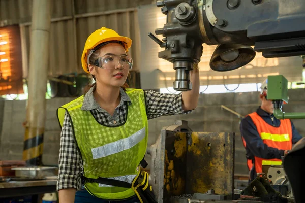 Vrouwelijke Mechanische Werkende Controlerende Machine Fabriek — Stockfoto