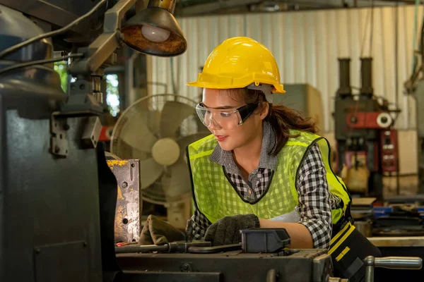 Жінка Технік Працює Над Проектом Заводі Концепція Промислового Будівництва — стокове фото