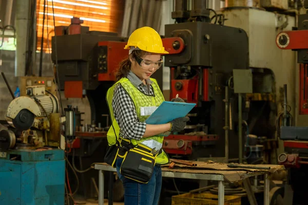 Ženský Technik Klobouku Uniformě Ovládají Stroje Továrně — Stock fotografie