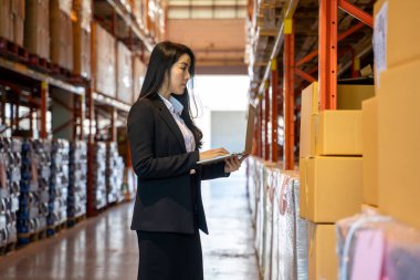 Yeni bir ajans ya da fabrikanın deposunda çalışan bir iş kadını..