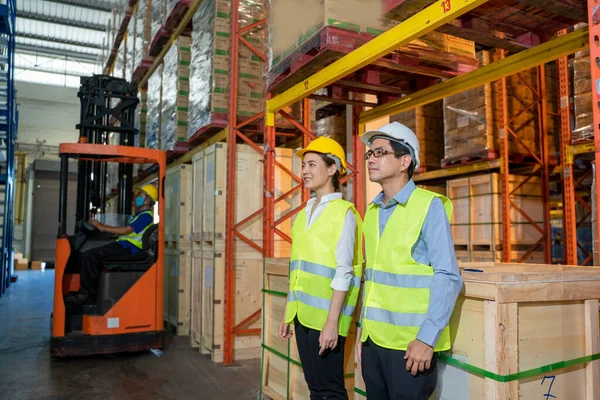 Equipe Trabalhadores Armazém Armazém Com Gerentes Que Trabalham Grande Armazém — Fotografia de Stock