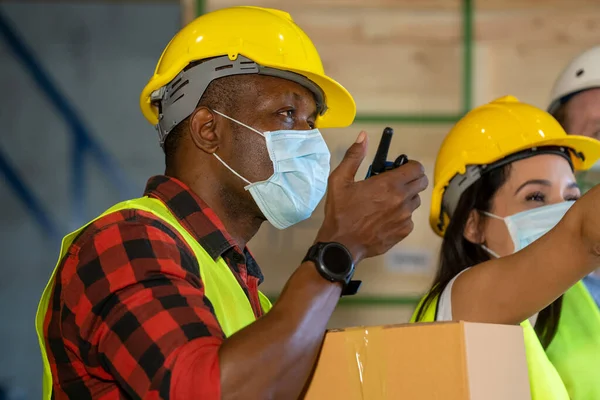 Trabalhadores Armazém Usando Máscara Protetora Para Proteger Contra Covid Trabalhando — Fotografia de Stock