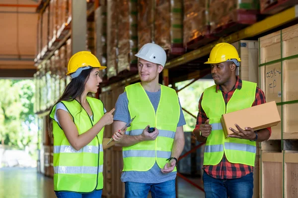 Responsabile Magazzino Caposquadra Lavorano Insieme Grande Magazzino — Foto Stock