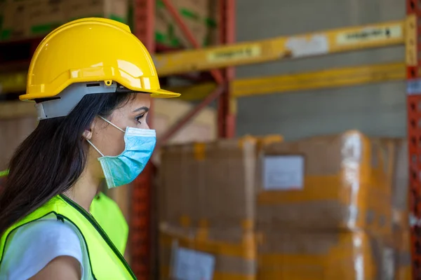 Trabalhadores Usando Máscara Protetora Para Proteger Contra Covid Armazém — Fotografia de Stock