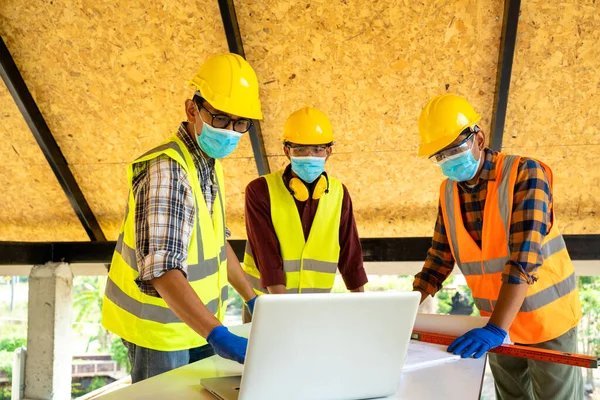 Engenheiro Usando Máscara Protetora Trabalhando Reunião Local Construção — Fotografia de Stock