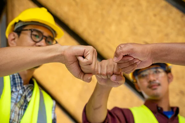 Engenheiros Arquitetos Unem Mãos Para Construir Projetos Sucesso Conceito Trabalho — Fotografia de Stock