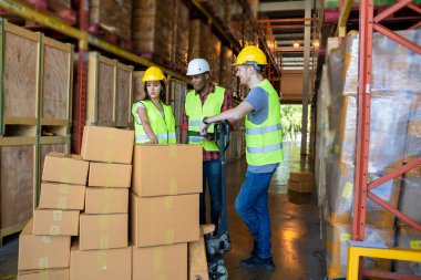 Depo ekibinin portresi bir depoda çalışmayı tartışıyor..