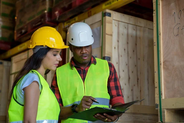 Magazijnbeheerder Magazijnmedewerker Helm Met Klembord Producten Controleren Leverrooster Industriële Opslagruimte — Stockfoto