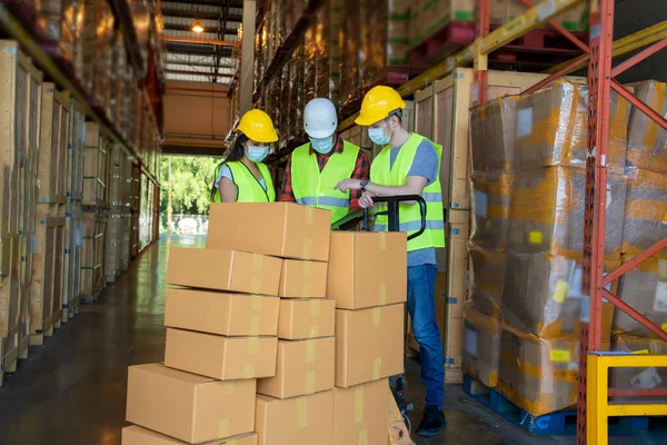 Trabalhadores Armazém Usando Máscara Protetora Para Proteger Contra Covid Com — Fotografia de Stock