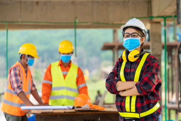 Ingenieure Und Architekten Tragen Schutzmasken Staub Und Koliken Während Der — Stockfoto