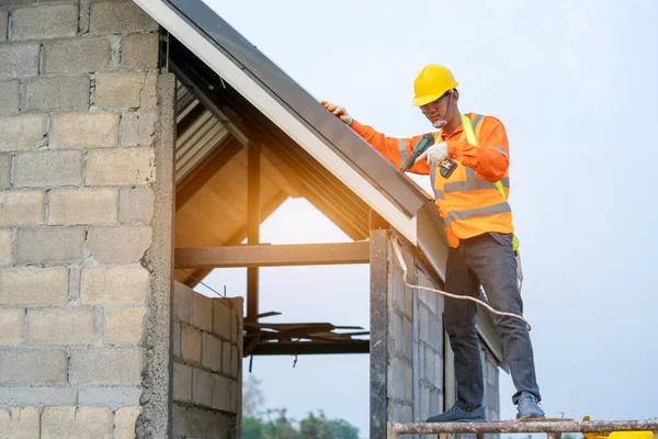 Dachdecker Arbeitet Der Dachkonstruktion Des Gebäudes Auf Der Baustelle Arbeiter — Stockfoto