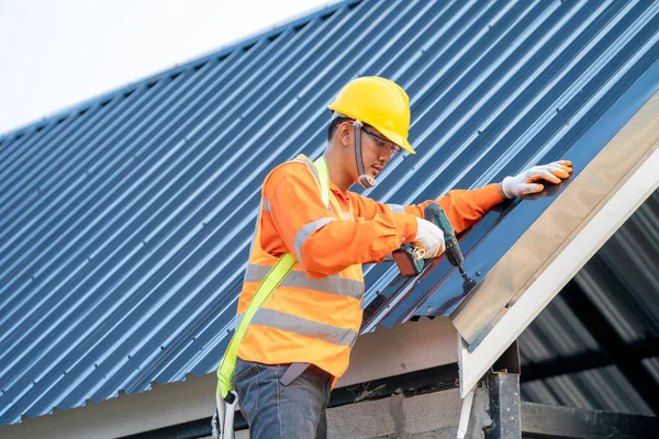 Dachdecker Arbeitet Der Dachkonstruktion Des Gebäudes Auf Der Baustelle Arbeiter — Stockfoto