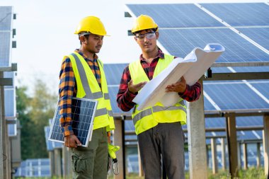 Güneş enerjisi santralindeki ekipmanları, iklim değişikliğini ve yenilenebilir enerji kavramını kontrol etmeye çalışan mühendis.