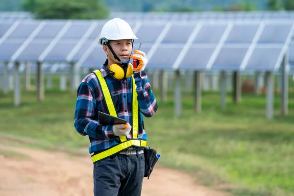 Engineer Working Checking Equipment Solar Power Plant Climate Change Renewable — Stock Photo, Image