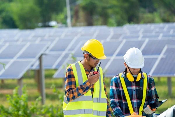 电工检查太阳能电池板 绿色能源 太阳能发电厂以创新绿色能源换取生命 — 图库照片