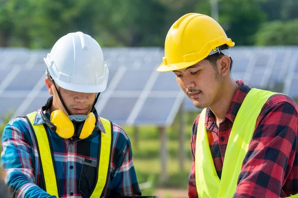 Inżynier Pracujący Sprawdzający Elektrowniach Słonecznych Zmiana Klimatu Energia Odnawialna Koncepcja — Zdjęcie stockowe
