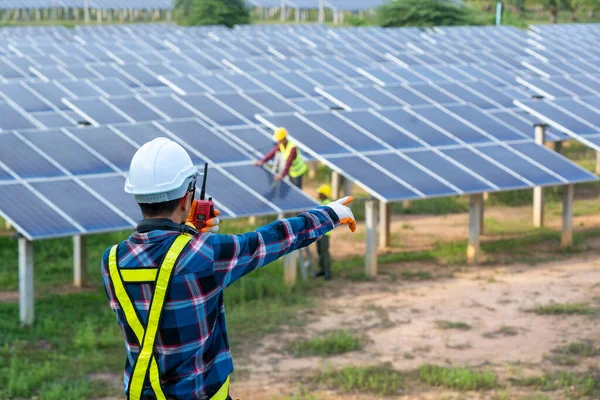 从事太阳能发电厂设备检查 气候变化和可再生能源概念的工程师 — 图库照片